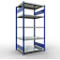 Une étagère métallique grise à quatre niveaux, avec des renforts et des montants peints en bleu, sur fond blanc.