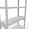 Nahaufnahme eines weißen, mehrstöckigen Regals, das gegen einen weißen Hintergrund fotografiert wurde.