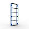 Ein hohes, schmales Regal mit blauem Rahmen und grauen Böden. Auf weißem Hintergrund.