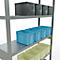 Metalen plank met grijze dozen en blauwe en gele plastic bakken.