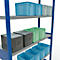 Blauw, groen en grijs opslagrek gevuld met blauwe, groene en grijze dozen.