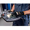 Person in blauer Arbeitskleidung bedient Steuergerät. Schwarze Handschuhe mit Uvex-Logo, gelbe Details.