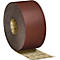 Rol bruin schuurpapier. De rol ligt op een witte achtergrond.