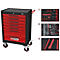 Schwarze Werkzeugkiste mit roten Schubladen, KS TOOLS Logo, und Werkzeug-Sets.