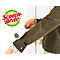 Personne nettoyant une veste avec un rouleau anti-peluches. Logo Scotch-Brite en haut à gauche.
