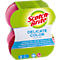 Verpakking met twee roze schuursponzen. De verpakking heeft de woorden "Scotch-Brite" en "Delicate Color".