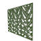 Cloison décorative verte avec motif de feuilles. Des formes de feuilles découpées créent un motif qui laisse passer la lumière.
