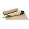 Eine Rolle braunes Packpapier und eine Pflanze in einem schwarzen Topf, die teilweise in braunes Papier eingewickelt ist.