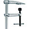 Serre-joint en acier fixé à une tige verticale, utilisé pour fixer ou maintenir des objets. L'objet possède un bras réglable et une vis noire.