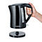 Bouilloire noire sans fil d'une capacité de 1,7 litre tenue par une main; la base est placée en dessous.