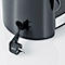 Gros plan : Prise noire dépassant de la cafetière. La prise est passée par un trou. Le fond est gris clair.