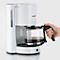 Weisse Kaffeemaschine, Person entnimmt die Kanne. Aufschrift 'SEVERIN'.