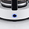 Close-up van een koffiezetapparaat, met de blauwe gloed van de aan/uit-schakelaar.