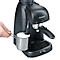 Machine à expresso noire Severin, préparant de la mousse de lait. Une main tient une petite cruche à lait en acier inoxydable.