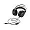 Schwarzes Gaming-Headset mit Kabelfernbedienung und gelben Ziernähten vor weißem Hintergrund.