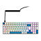 Kompakte mechanische Tastatur mit weißem Gehäuse, RGB-Beleuchtung, blauen Akzenttasten und Spiralkabel.