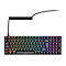 Schwarze mechanische Gaming-Tastatur mit RGB-Beleuchtung und Spiralkabel vor weißem Hintergrund.