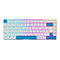 Kompakte weiße mechanische Tastatur mit hellblauen Akzenttasten und farbenfroher RGB-Hintergrundbeleuchtung.