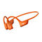 Orangefarbene Knochenschall-Kopfhörer von Shokz auf weißem Hintergrund. Ein Ohrbügel ist zu sehen, der über dem Ohr verläuft.