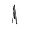 Seitenansicht eines schwarzen Bildschirms mit integriertem Ständer und verschiedenen Anschlüssen, vor weißem Hintergrund.