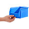 Eine Hand hält eine blaue Sichtlagerbox vom Typ SSI Schäfer LF 221 ZN vor weißem Hintergrund.