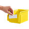Eine Hand schiebt ein weisses Etikett in die Halterung einer gelben Sichtlagerbox von SSI Schäfer.