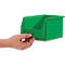 Eine Hand hält eine grüne Sichtlagerbox aus Kunststoff.
