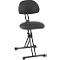 Tabouret noir, rembourré, avec dossier, sur pieds métalliques.