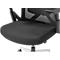 Gros plan sur l'assise noire d'une chaise de bureau avec dossier en maille et accoudoirs.