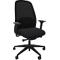 Chaise de bureau noire, dossier en mesh, accoudoirs, cinq roulettes.