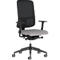 Chaise de bureau avec dossier noir et assise grise. La chaise a des accoudoirs et repose sur des roulettes.