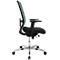 Vue latérale d'une chaise de bureau. Assise noire, dossier en filet vert, cadre argenté et accoudoirs.