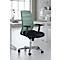 Chaise de bureau avec dossier en maille verte et assise noire, devant un bureau blanc. Fenêtre en arrière-plan.