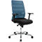 Chaise de bureau avec dossier en maille bleue, assise et accoudoirs noirs, cadre argenté et roulettes.