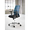 Chaise de bureau avec dossier en filet bleu et assise noire. La chaise est devant une fenêtre.