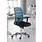 Chaise de bureau avec dossier en filet bleu et assise noire. Les accoudoirs sont noirs. La chaise est sur un cadre chromé.