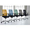 Cinq chaises de bureau avec dossiers en filet colorés devant des fenêtres. Les chaises sont sur roulettes et ont des sièges noirs.