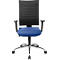 Chaise de bureau avec assise bleue, dossier noir et accoudoirs, cadre argenté.