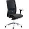 Chaise de bureau pivotante noire avec dossier en filet et base argentée sur fond blanc.