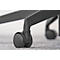 Gros plan sur une roulette noire en plastique d'une chaise de bureau sur une moquette grise.