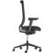 Chaise de bureau noire, vue de côté. Haut dossier, accoudoirs, sur un pied en croix avec roulettes.