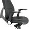Gros plan d'une chaise de bureau noire. Assise et dossier en cuir avec surpiqûres décoratives blanches. Accoudoirs incurvés.