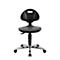 Chaise de travail noire avec dossier et assise en plastique, sur une base chromée à cinq roulettes.