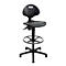 Tabouret de travail noir avec roulettes, repose-pieds et assise texturée sur fond blanc.