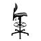 Tabouret de laboratoire noir avec repose-pieds et assise texturée sur cinq roulettes sur fond blanc.