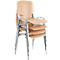 Chaises en bois empilées avec des pieds en métal argenté.