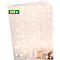 Een stapel papier, een groen bord met "100 x". Op de achtergrond kaarsen, cadeau en glitter. Romantische stemming.