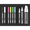 Différents marqueurs de craie de différentes tailles et couleurs sur fond noir.