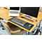 Büroarbeitsplatz: Holzschreibtisch mit Laptop, Bildschirm, Maus, Tastatur und Stiftehalter.