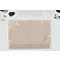 Beige bureau-onderlegger met wit bladerpatroon en kalender. Pen ligt ernaast.